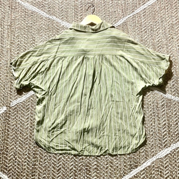 ☀️Forever 21 Spread Collar Short Sleeve Stripe Shirt Olive/Cream Size Small - Picture 4 of 5